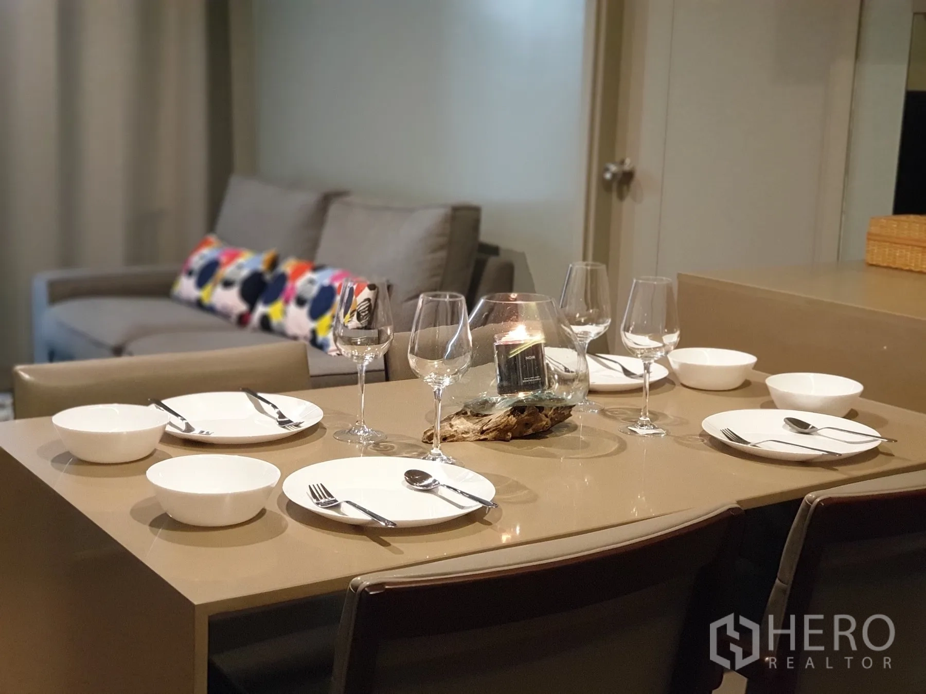 公寓 for rent in Phra Khanong, Bangkok - 餐桌摆设四人餐具，毗邻客厅。