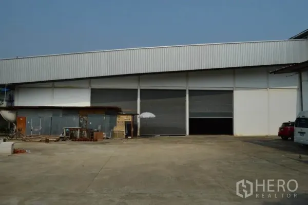 คลังสินค้า ให้เช่าในBang Sue, Bangkok - โกดังอุตสาหกรรม บางซื่อ กรุงเทพฯ ด้านนอก มีประตูม้วนหลายบานและลานคอนกรีตกว้าง