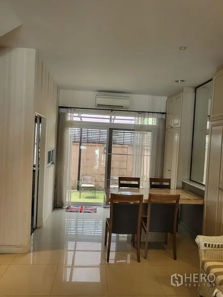 联排别墅 出租在Wang Thonglang, Bangkok - 餐区四把椅子，靠近通往露台的玻璃推拉门