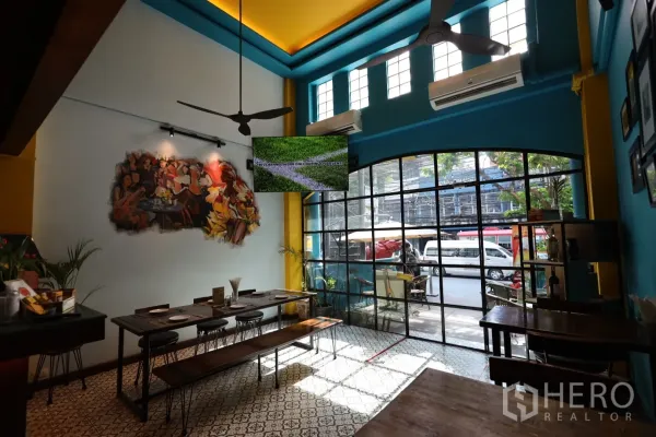 อาคารพาณิชย์ ให้เช่าหรือขายในKhlong Toei, Bangkok - โถงร้านเพดานสูง หน้ากระจกกรอบเหล็ก ภาพวาดผนัง และพื้นลายกระเบื้อง