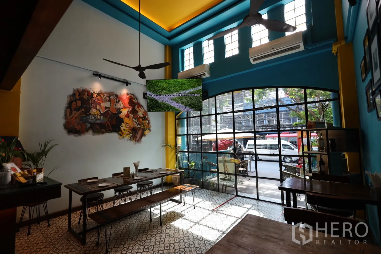 อาคารพาณิชย์ ให้เช่าหรือขายในKhlong Toei, Bangkok - โถงร้านเพดานสูง หน้ากระจกกรอบเหล็ก ภาพวาดผนัง และพื้นลายกระเบื้อง