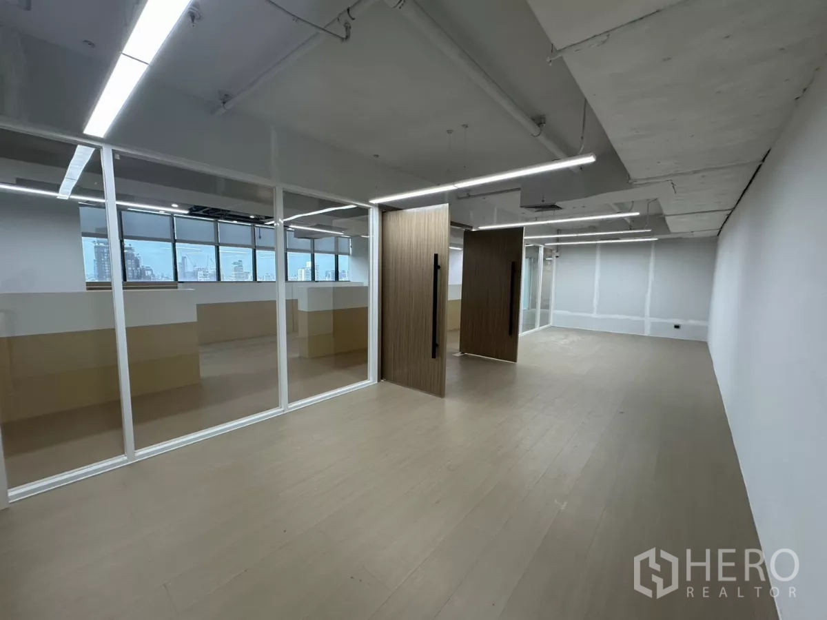 办公空间 出租在Watthana, Bangkok - 大房间，木质旋转门和通高玻璃隔断。