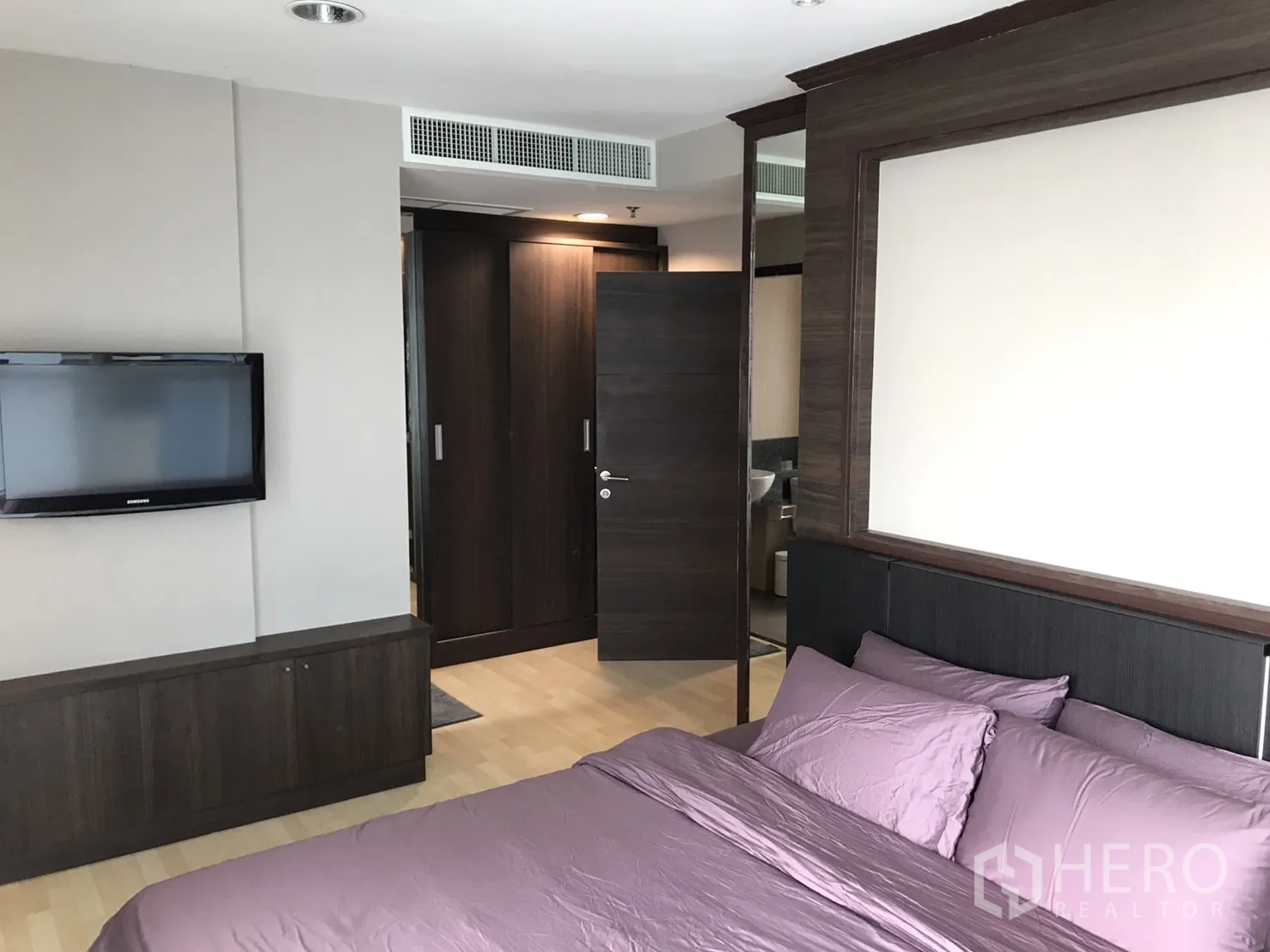 คอนโด ให้เช่าในWatthana, Bangkok - ห้องนอนหลักพร้อมตู้เสื้อผ้าบิวท์อิน ทีวีติดผนัง และทางเชื่อมเข้าห้องน้ำ