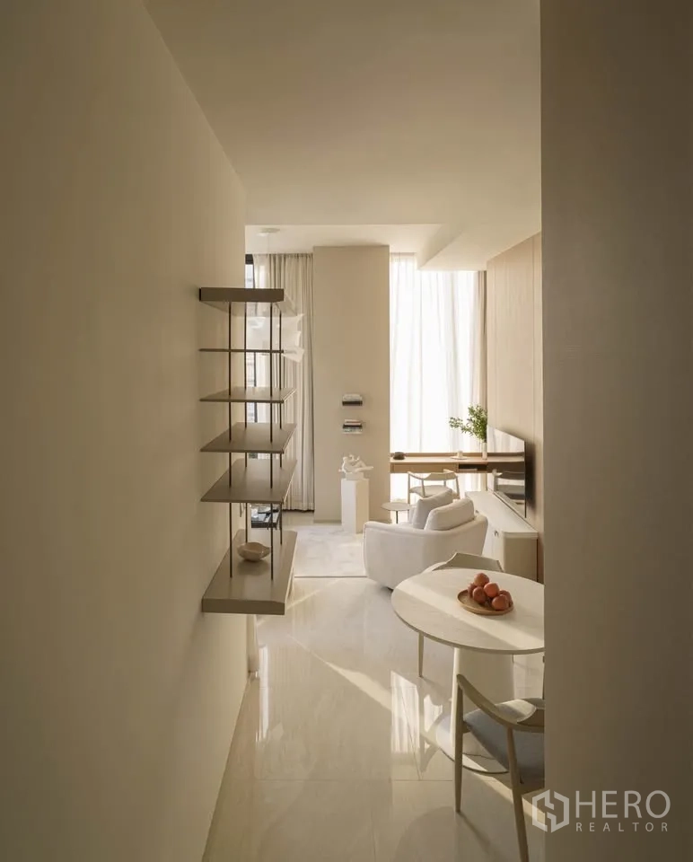 公寓 for rent in Bang Rak, Bangkok - 过道通向明亮客厅，设置搁板与圆形餐桌。