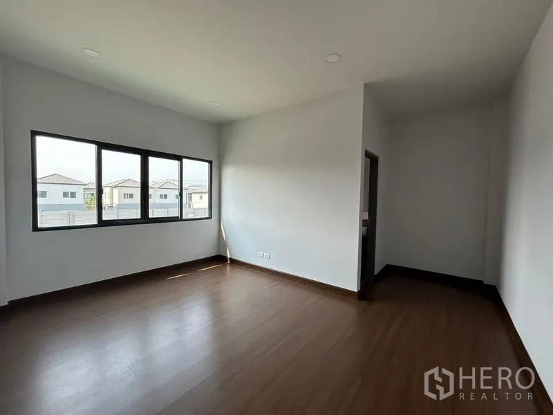 Detached House for rent - Corner bedroom upstairs with big windows and ensuite access.