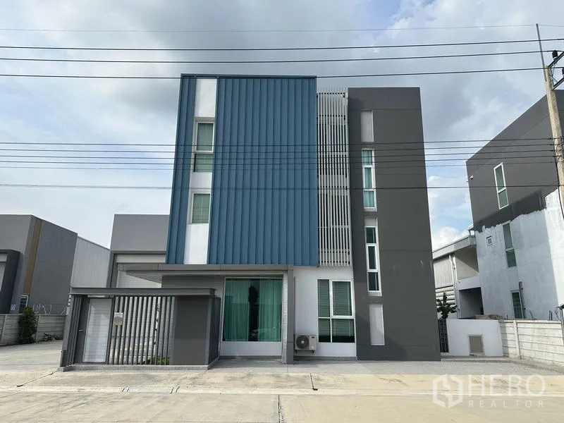 โรงงาน ขายในLam Luk Ka, Pathum Thani - อาคารสำนักงาน 3 ชั้นสไตล์โมเดิร์นด้านหน้าโรงงานในโครงการปลอดภัย ลำลูกกา