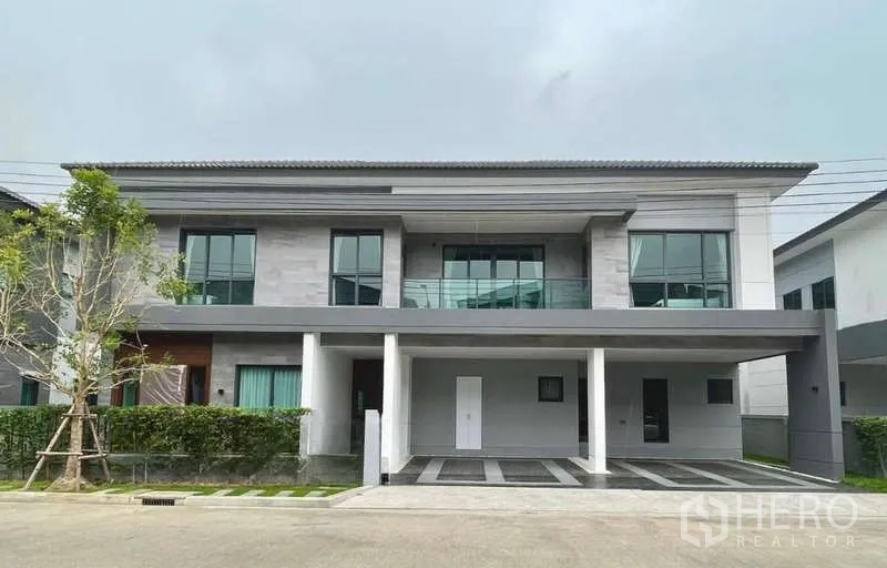 บ้าน ให้เช่าในBang Phli, Samut Prakan - ภาพด้านหน้าบ้านโครงการ The City บางนา-กาญจนาภิเษก พร้อมโรงจอดรถกว้าง