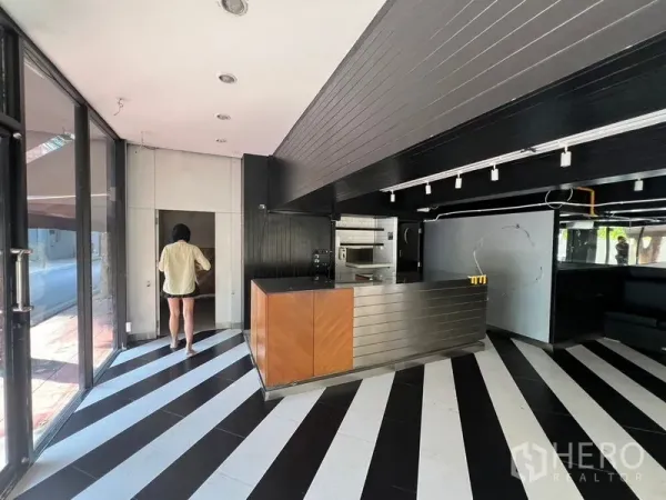 Retail Space for rent in Bang Rak, Bangkok - Retail unit with glass walls, striped tiles, and track lighting.