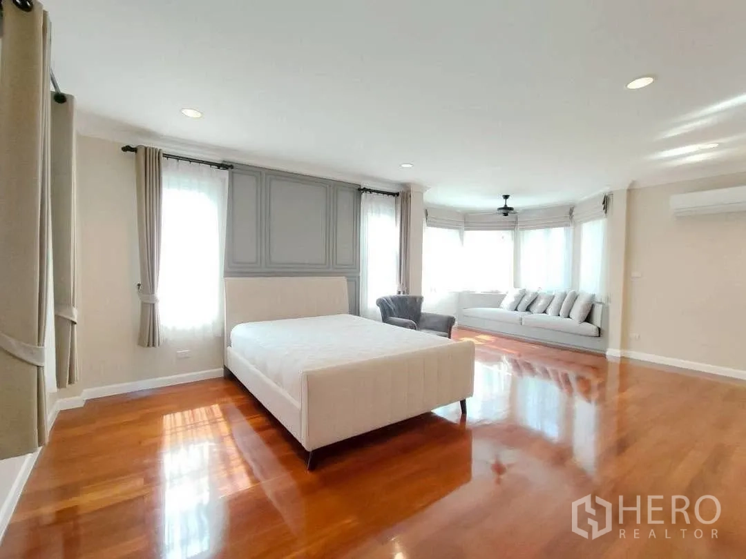 บ้านเดี่ยว for rent in Bang Na, Bangkok - ห้องนอนขนาดใหญ่พิเศษ มีมุมนั่งเล่นและม้านั่งริมหน้าต่างยาว