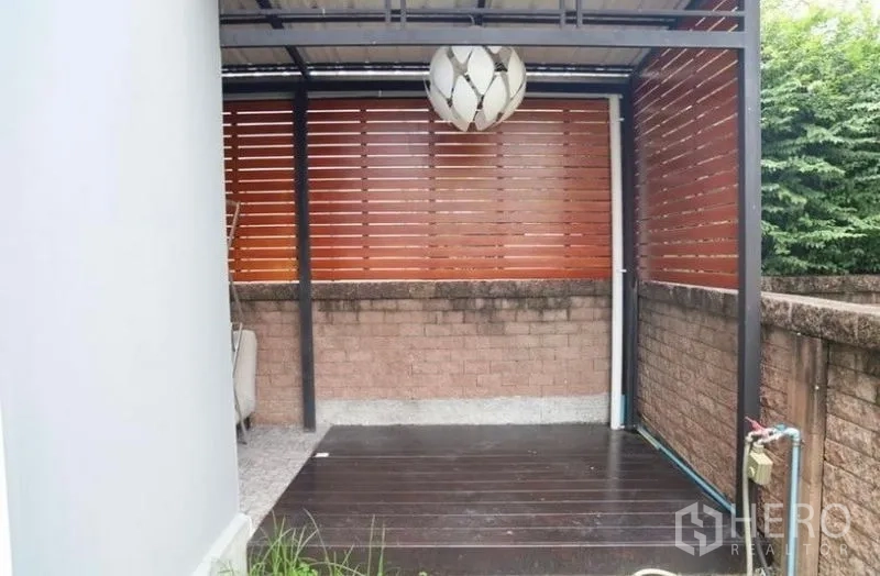 独立式住宅 出租在Suan Luang, Bangkok - 带顶棚的露台，木质私密百叶与吊灯。