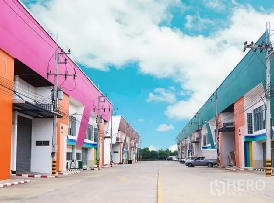 โรงงาน ให้เช่าในMueang Samut Sakhon, Samut Sakhon - ถนนภายในโครงการกว้าง ระหว่างแถวโกดังอุตสาหกรรม พร้อมช่องโหลดและเสาไฟ