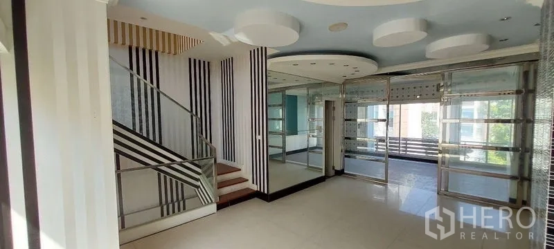 带办公室的家 出售在Wang Thonglang, Bangkok - 明亮楼层，通往阳台的玻璃门与天花射灯