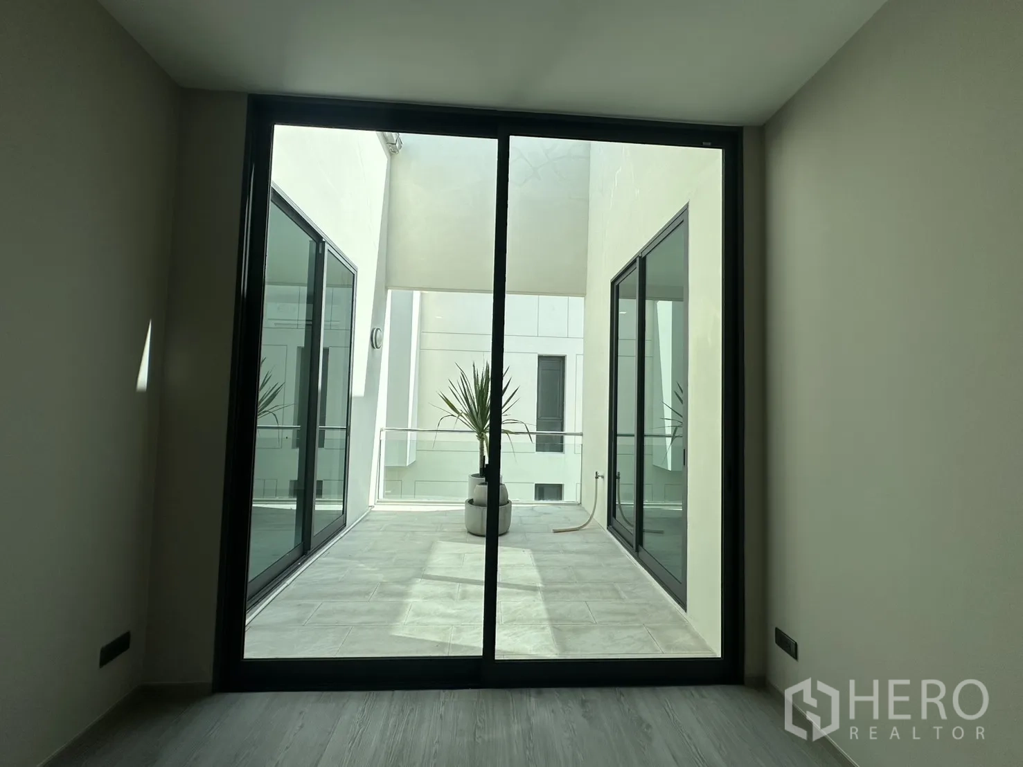 家庭办公室 for rent or sale in Suan Luang, Bangkok - 小房间通向露天露台，摆放绿植花盆。