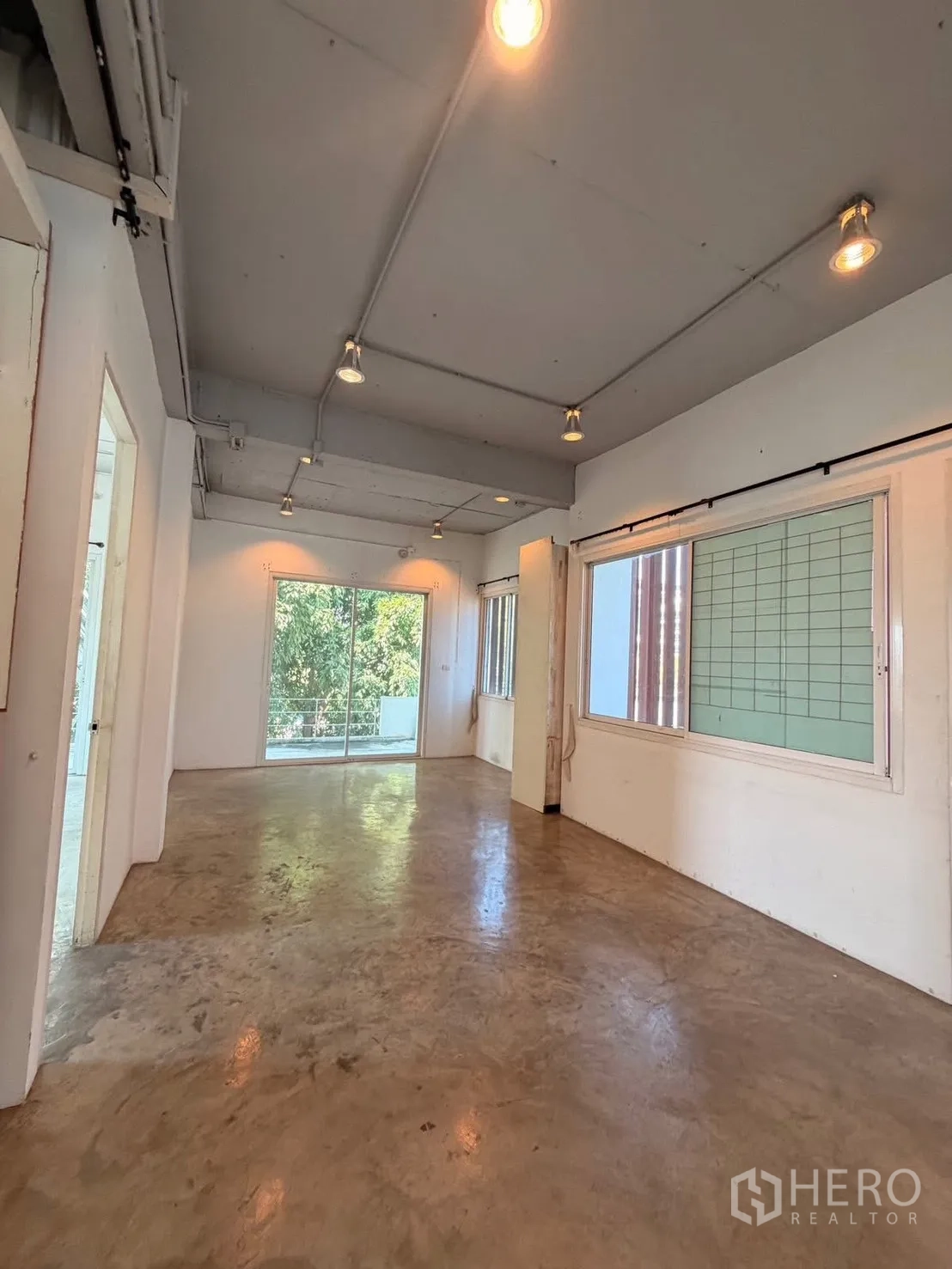 带办公室的家 for rent in Huai Khwang, Bangkok - 开放式房间，水泥抛光地面、白墙、轨道灯和大窗。