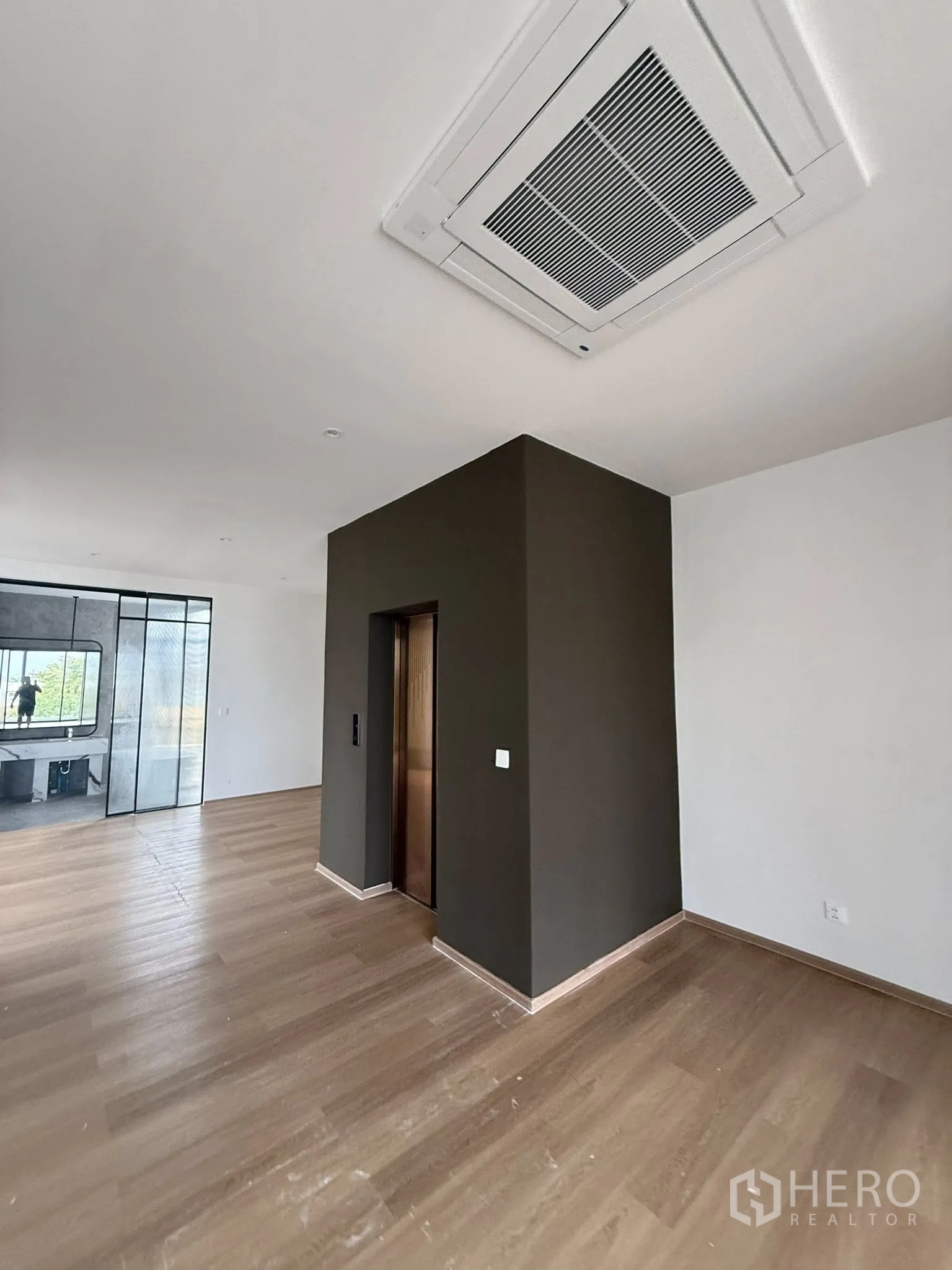 带办公室的家 出租或出售在Lat Phrao, Bangkok - 天花嵌入式卡式空调与电梯核心区，木地板空间宽敞。