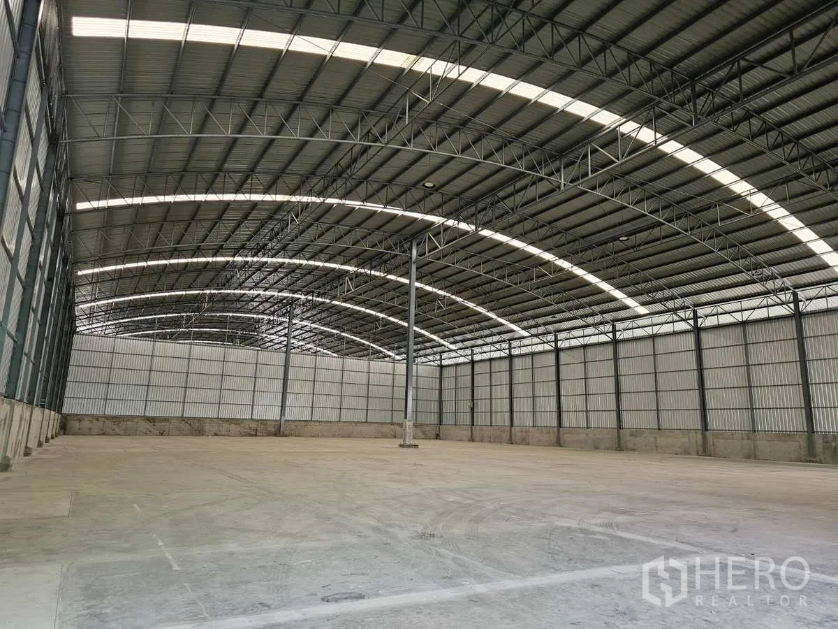 Warehouse for rent in Lam Luk Ka, Pathum Thani - Wide, largely column-free bays and high side walls across the warehouse floor.