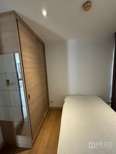 公寓 出租在Watthana, Bangkok - 第二卧室，推拉门衣柜与筒灯照明。