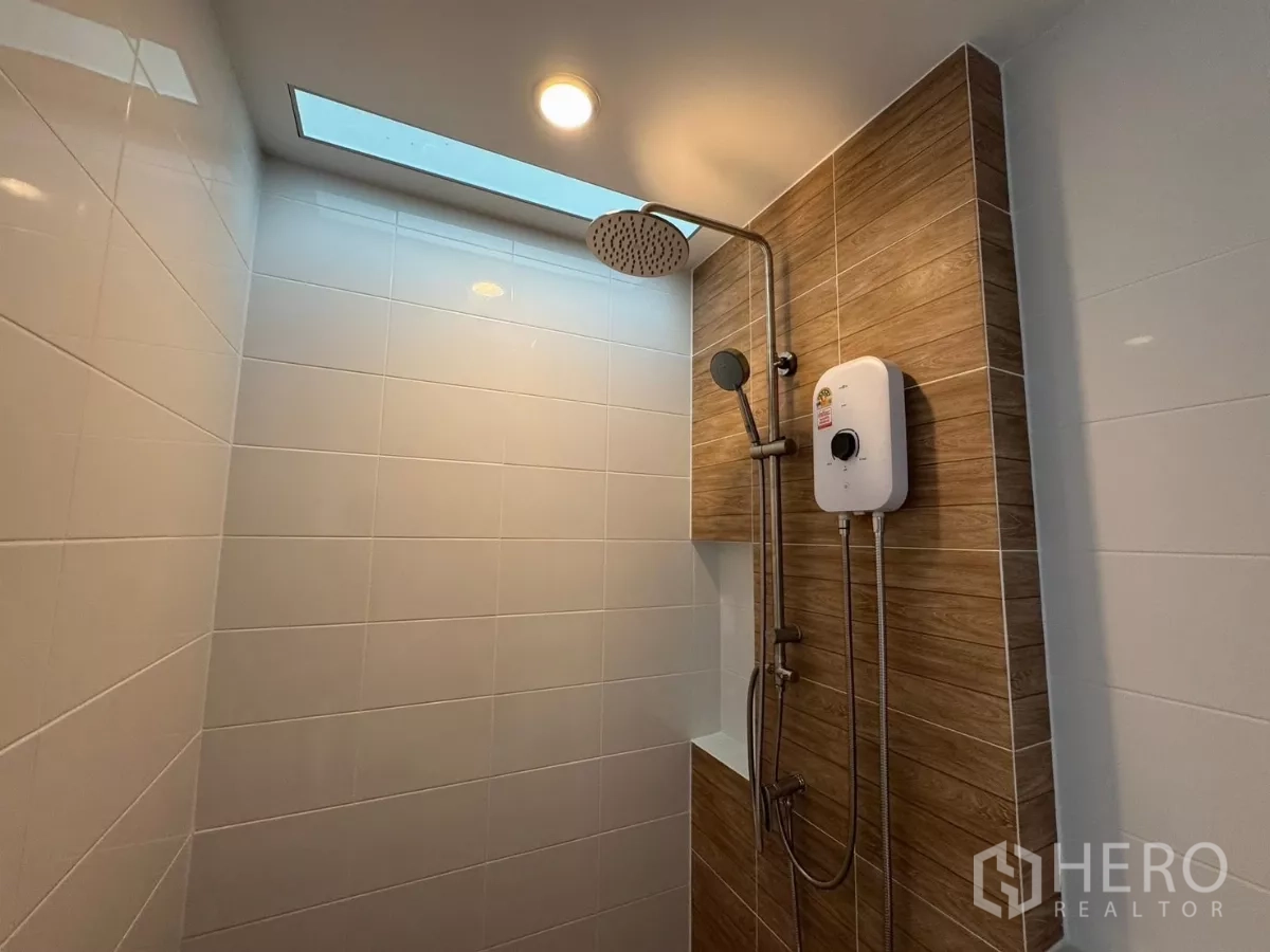 Townhouse for rent in Bang Phli, Samut Prakan - Shower area with rain shower and skylight for natural light.