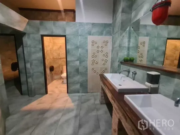 零售空间 出租在Watthana, Bangkok - 绿色瓷砖卫生间，配双长方形洗手盆、大镜面与两个独立厕间。
