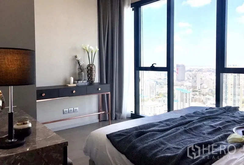 公寓 出租在Watthana, Bangkok - 卧室落地窗，眺望曼谷天际线