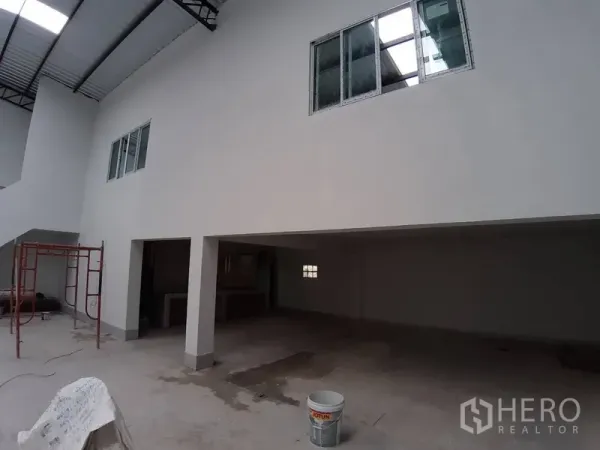 Warehouse for rent in Chatuchak, Bangkok - Mezzanine level with office windows overlooking the main warehouse floor.