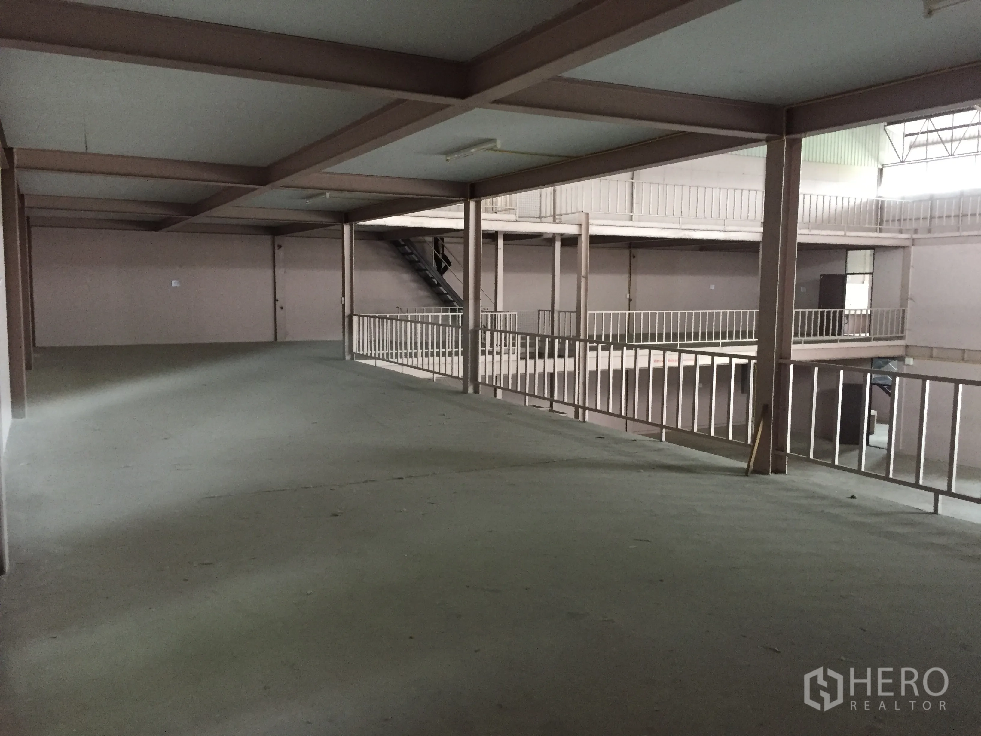 Factory for rent in Lam Luk Ka, Pathum Thani - Mezzanine storage deck with safety railings overlooking the main floor.