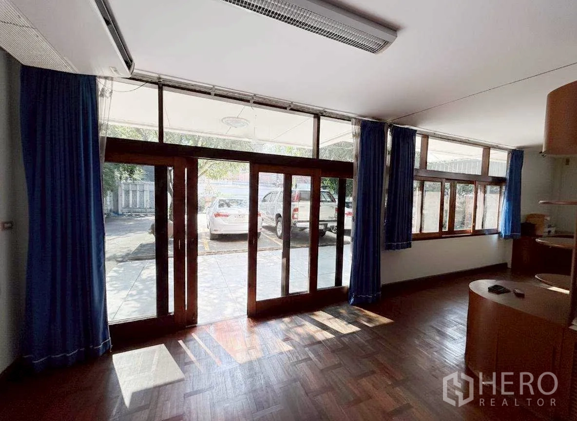 家庭办公室 for rent in Bang Rak, Bangkok - 入口区域，木框玻璃门通向停车场