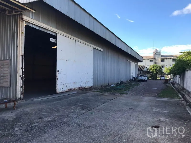 Warehouse for rent in Mueang Samut Sakhon, Samut Sakhon - Side view of warehouse entrance and internal access road for trucks.