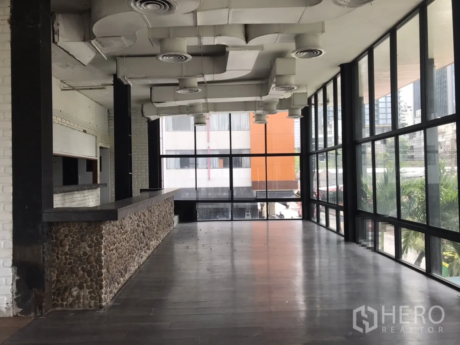 Retail Space for rent in Khlong Toei, Bangkok - Upper level open-plan space with bar counter, ducted air-conditioning and panoramic windows.