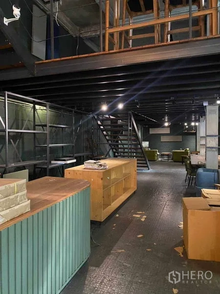 零售空间 出租在Bang Na, Bangkok - 咖啡吧式操作台，吊灯与置物架的工业风格。