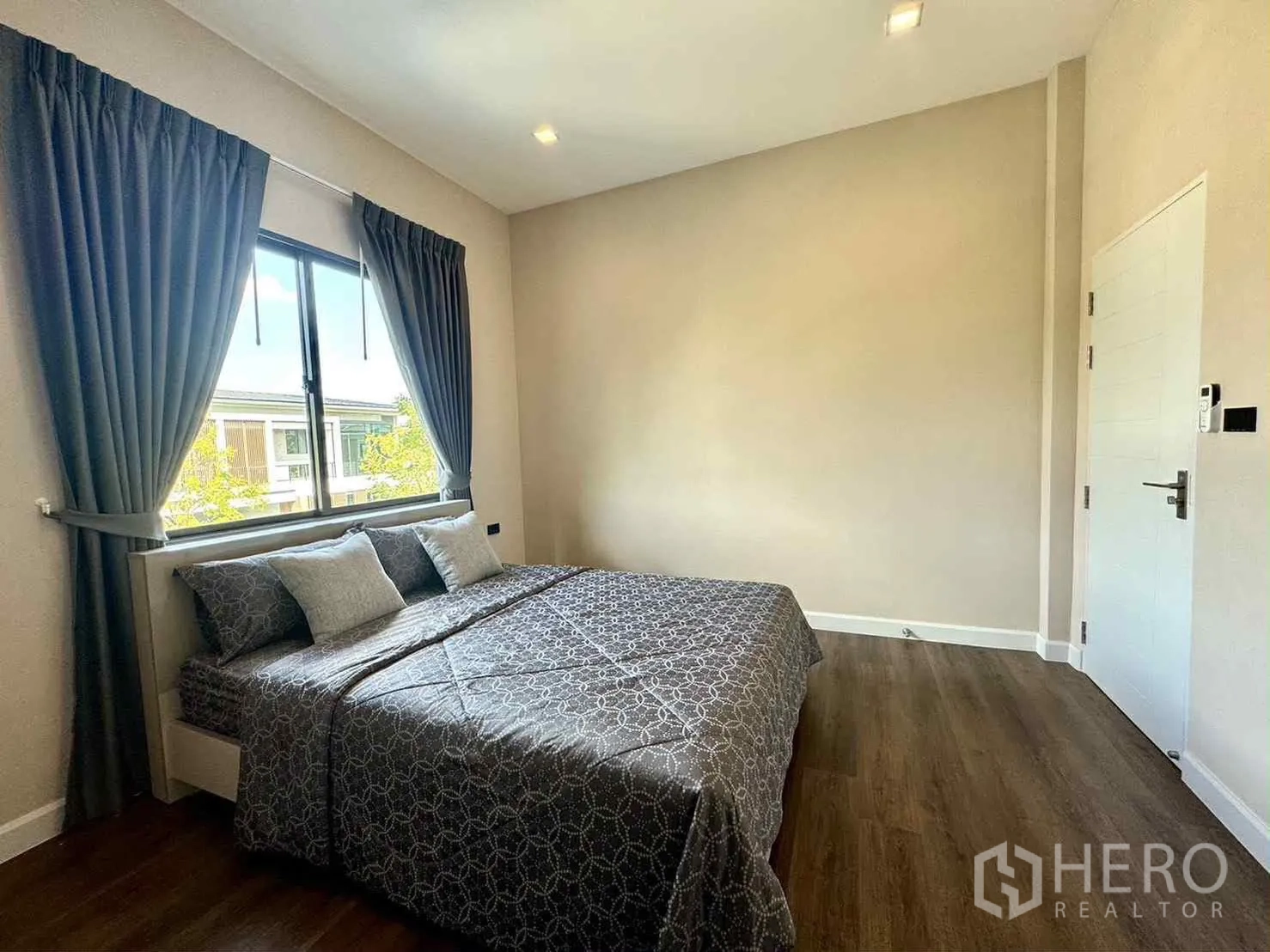 บ้านเดี่ยว for rent in Bang Phli, Samut Prakan - ห้องนอนสว่างพร้อมเตียงคู่ พื้นไม้ และหน้าต่างติดม่าน.