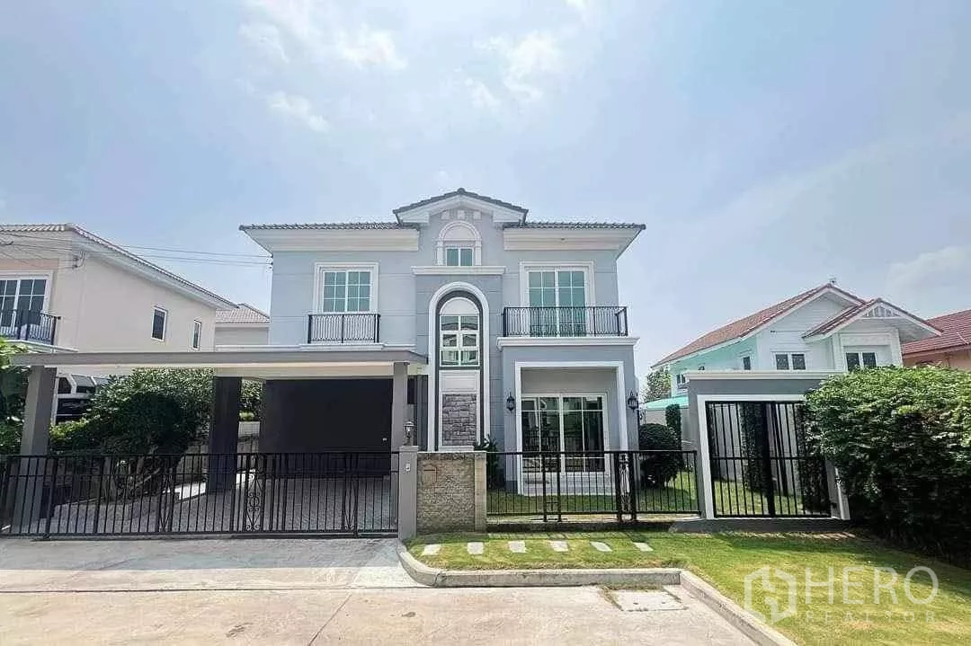 Detached House for rent in Bang Khen, Bangkok - Corner detached house with gated carport, balconies and landscaped frontage in Bang Khen, Bangkok.