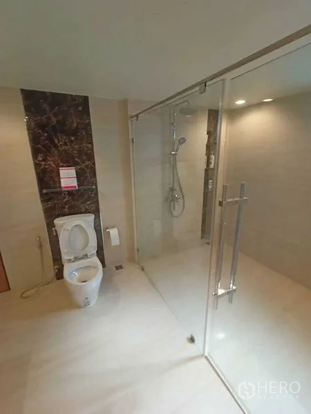สำนักงานที่บ้าน ให้เช่าในWatthana, Bangkok - ห้องน้ำสมัยใหม่พร้อมตู้ Shower กระจกและโถสุขภัณฑ์