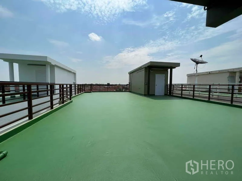 带办公室的家 出租或出售在Min Buri, Bangkok - 宽阔的屋顶露台，设安全护栏，在蓝天下视野开阔。