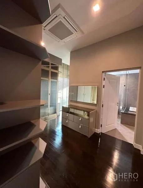 独立式住宅 出租在Lat Krabang, Bangkok - 步入式衣帽间走廊，开放层架通往卫浴。