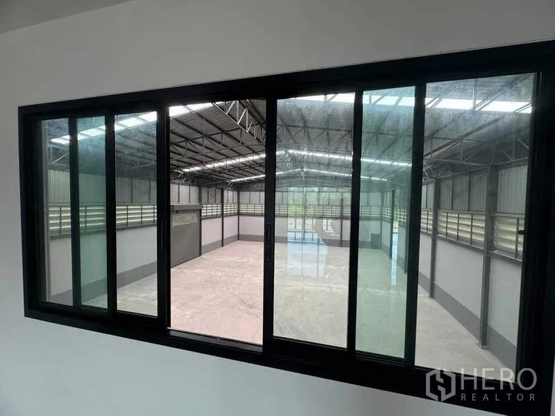 โรงงาน ขายในSamut Sakhon - มองจากหน้าต่างออฟฟิศลงไปยังพื้นโกดังและจุดโหลดสินค้า
