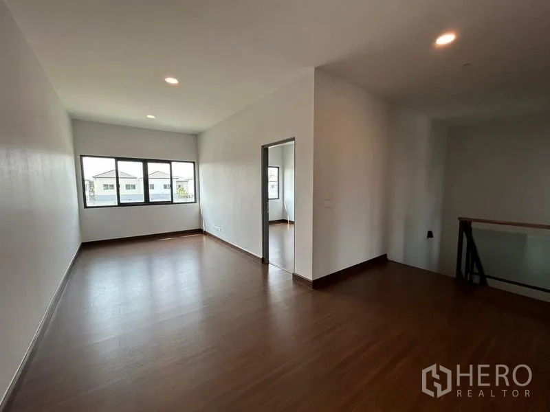 Detached House for rent - Upstairs landing or family area with wood floors and wide window views.