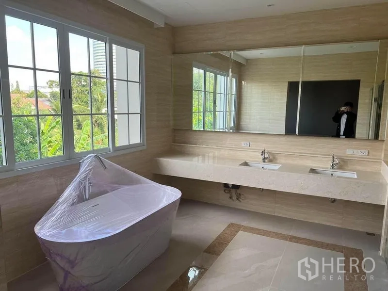 Detached House for sale in Yan Nawa, Bangkok - Luxury bathroom with freestanding tub, long double vanity and wall-wide mirror.
