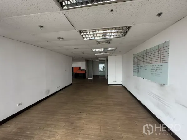 สำนักงาน ให้เช่าในWatthana, Bangkok - โซนห้องทำงานแยก พื้นลายไม้ เพดานหลุมไฟฟลูออเรสเซนต์ พร้อมบอร์ดวางแผนบนผนัง