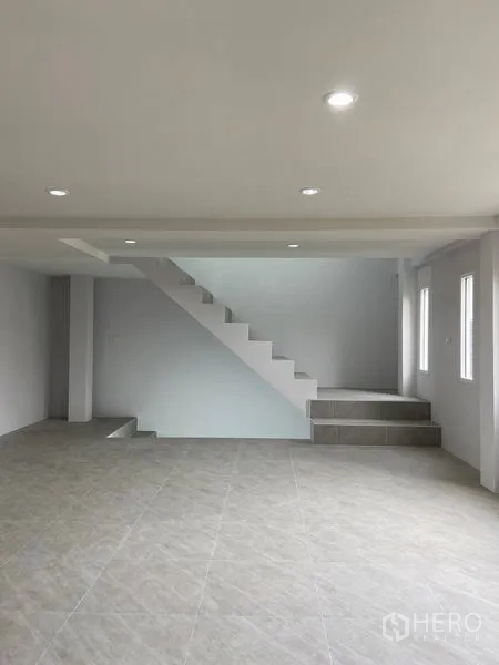 带办公室的家 出租或出售在Suan Luang, Bangkok - 楼梯间铺设瓷砖台阶与窗户，连接各办公楼层。