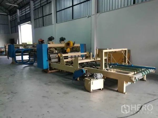 工厂 for sale in Bang Len, Nakhon Pathom - 仓库式空间内的大型生产线，靠近宽阔装卸开口。