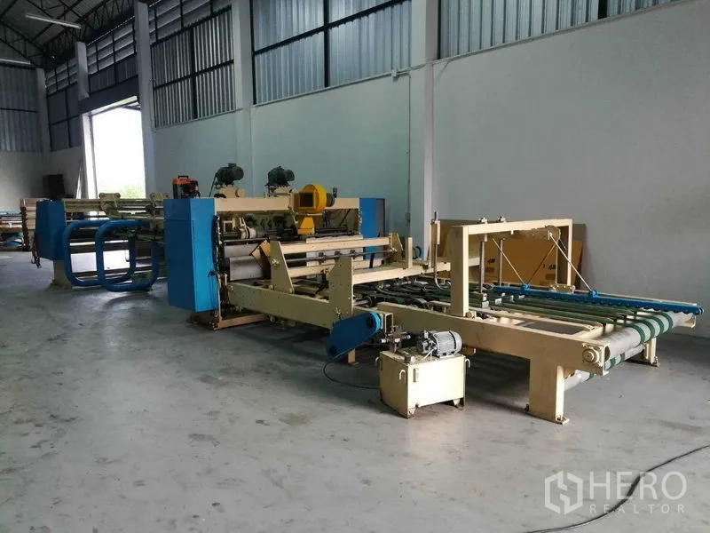 工厂 for sale in Bang Len, Nakhon Pathom - 仓库式空间内的大型生产线，靠近宽阔装卸开口。