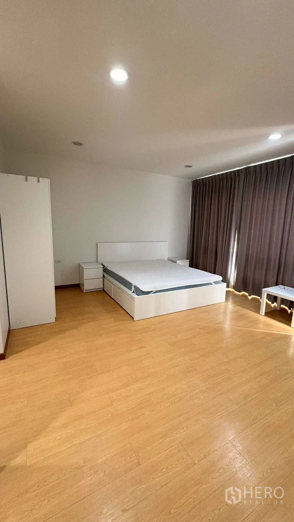 ทาวน์เฮาส์ for rent in Phra Khanong, Bangkok - ห้องนอนพร้อมผ้าม่าน เตียง และโต๊ะข้าง ใต้ไฟดาวน์ไลท์