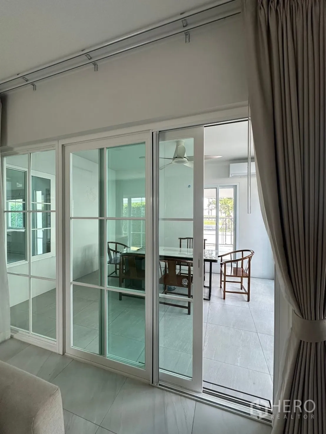 独栋房屋 for rent in Bang Phli, Samut Prakan - 玻璃推拉门分隔客厅与餐区。