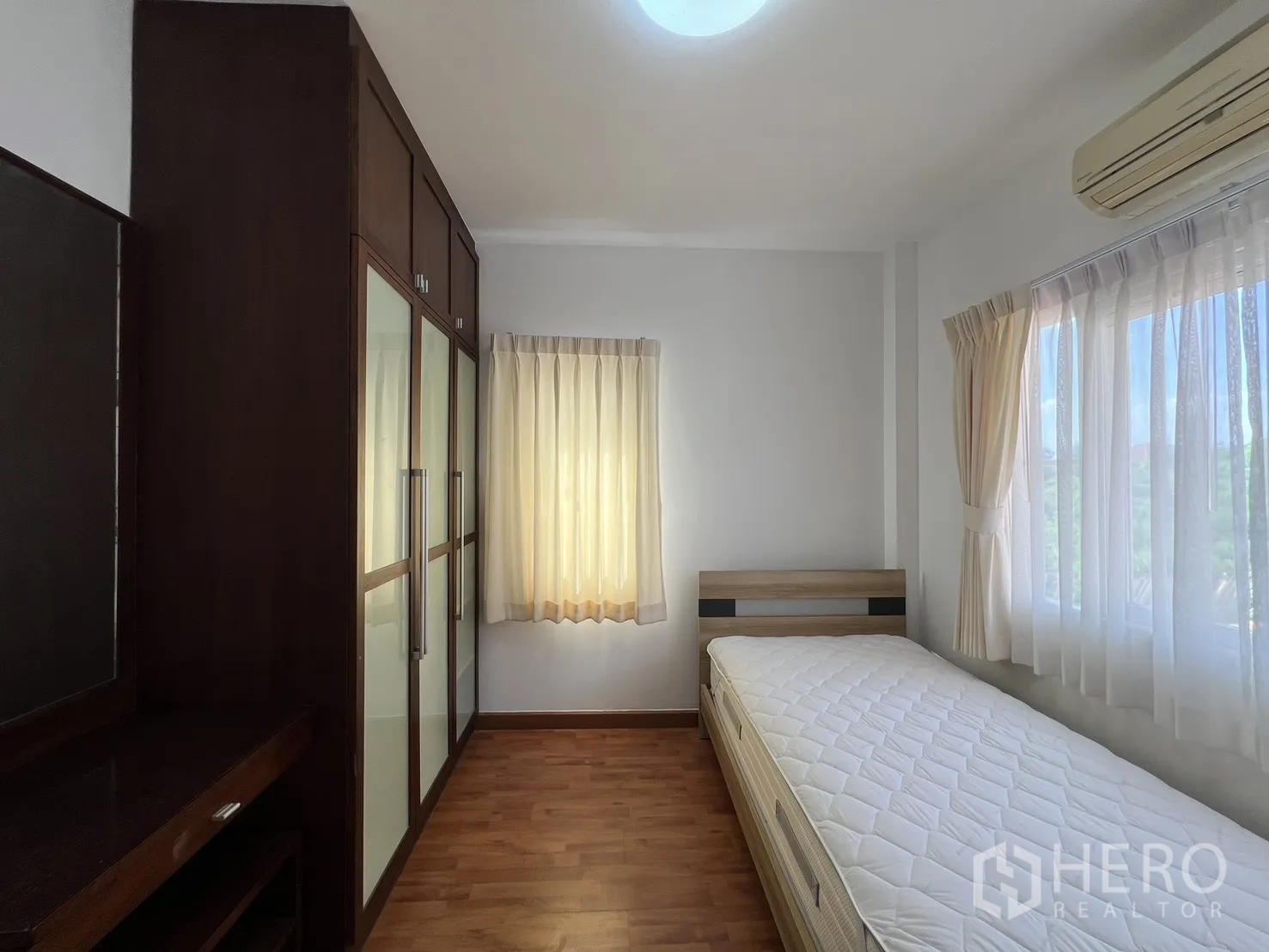 独立式住宅 出租在Bang Kapi, Bangkok - 卧室转角窗采光充足，配床与斗柜。