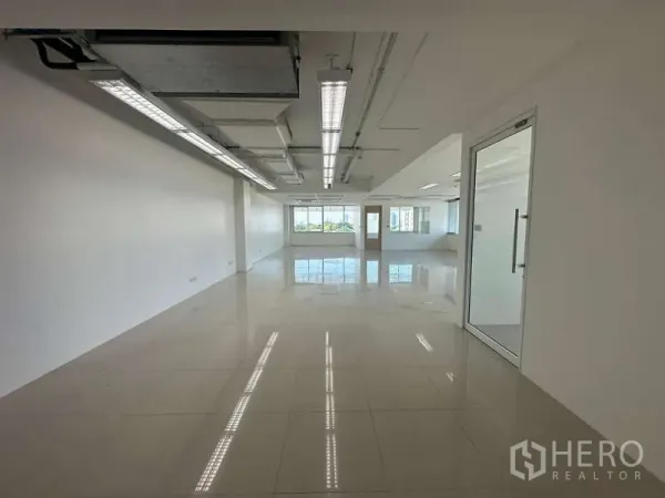 办公空间 出租在Prawet, Bangkok - 宽阔开放式办公室，照明与玻璃门一览