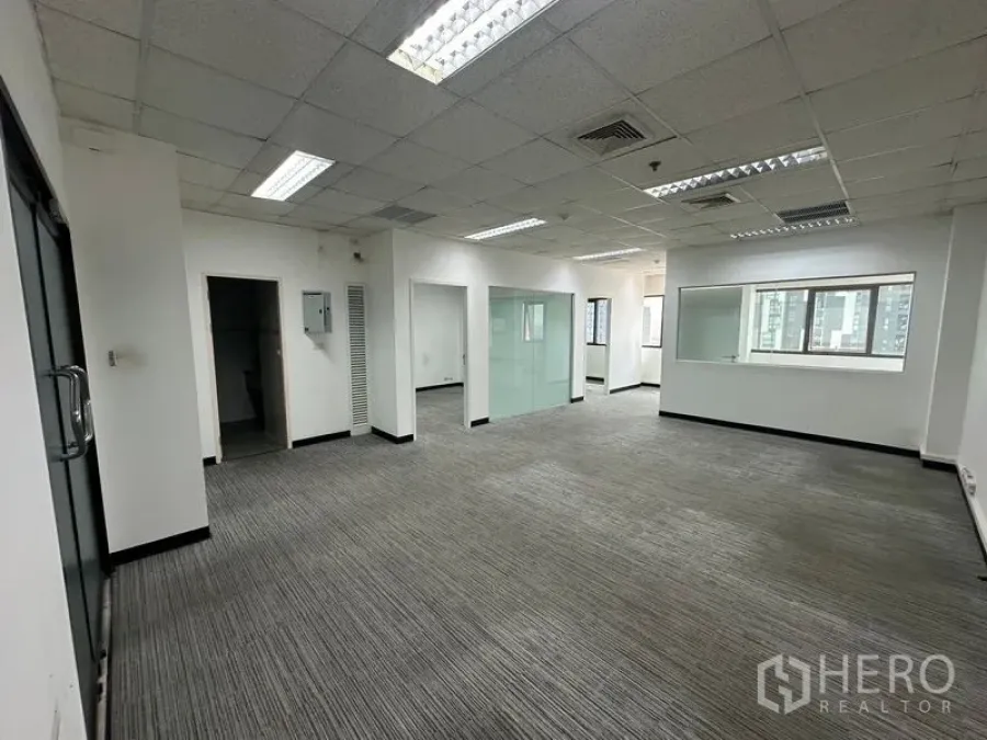 办公空间 出租在Watthana, Bangkok - 开放式工作区，设玻璃隔断与多间房间，采光良好。
