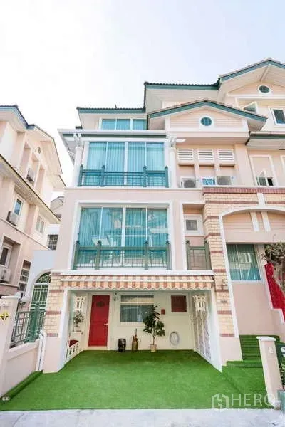 ทาวน์เฮาส์ ให้เช่าในLat Phrao, Bangkok - ด้านหน้าทาวน์เฮ้าส์ หลายชั้น หน้าต่างบานใหญ่ และที่จอดรถในอาคาร