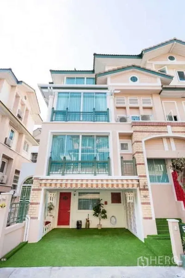 ทาวน์เฮาส์ ให้เช่าในLat Phrao, Bangkok - ด้านหน้าทาวน์เฮ้าส์ หลายชั้น หน้าต่างบานใหญ่ และที่จอดรถในอาคาร