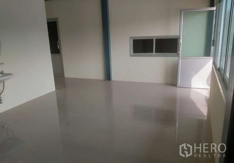 工厂 for rent in Ban Phaeo, Samut Sakhon - 明亮的办公室区域，带洗手盆、窗户与内部门。